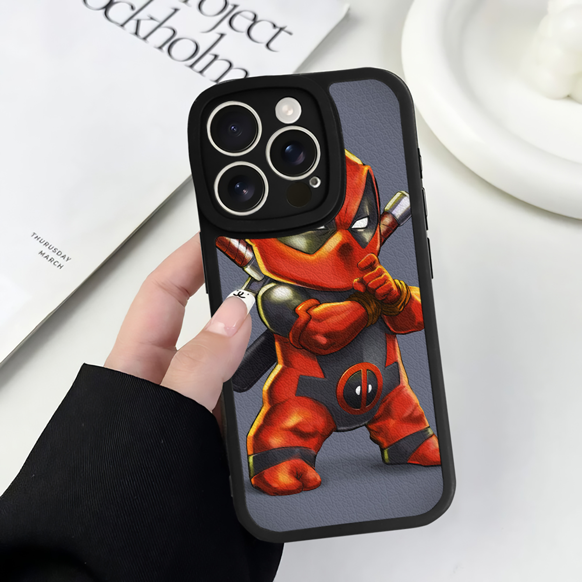 （画像用） Deadpool デッドプール 【iPhone 16シリーズ対応】シリコンスマホケース（レザー調） 材質：シリコン